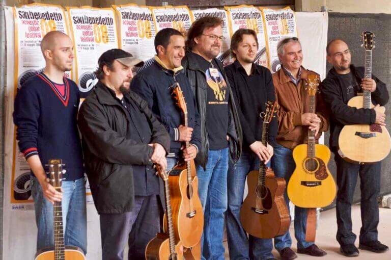 Foto di gruppo con Don Ross ed i partecipanti del Contest chitarristi al Sanbenedettofestival 2008